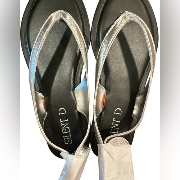 Silent D Tie Up Thong Sandals Size 38 Silver Flat Black Sole Cushioned - Picture 8 of 12